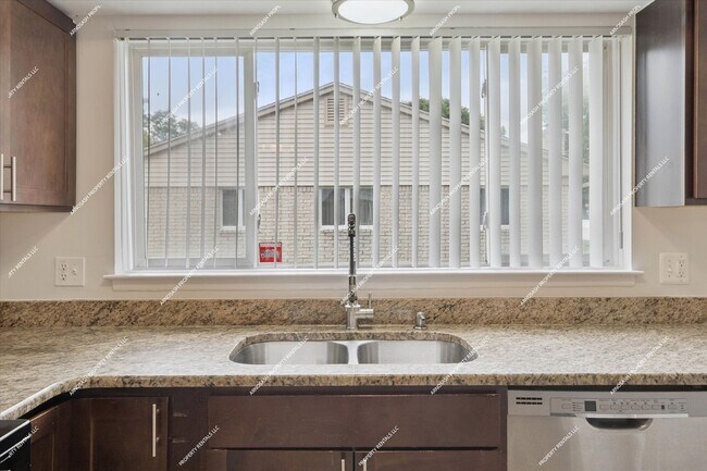 Building Photo - Rare Rental! Beautiful 1900 sq ft 3-bedroo...