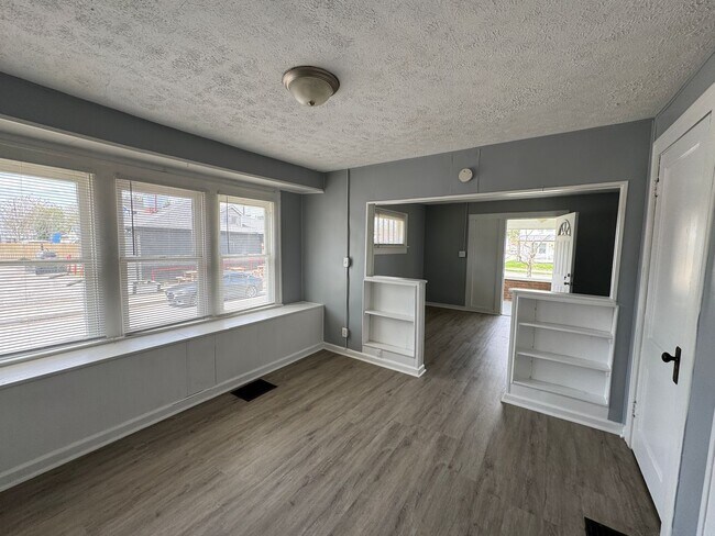 Building Photo - 2025-2027 Southeastern Ave