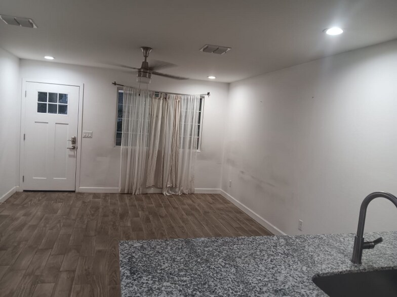 Building Photo - 2138 W Madison St