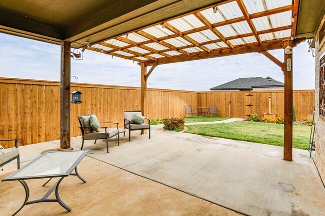 Building Photo - 806 E 19th St