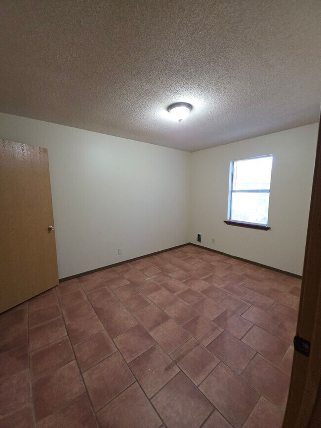 Building Photo - 1022 N Parker Rd