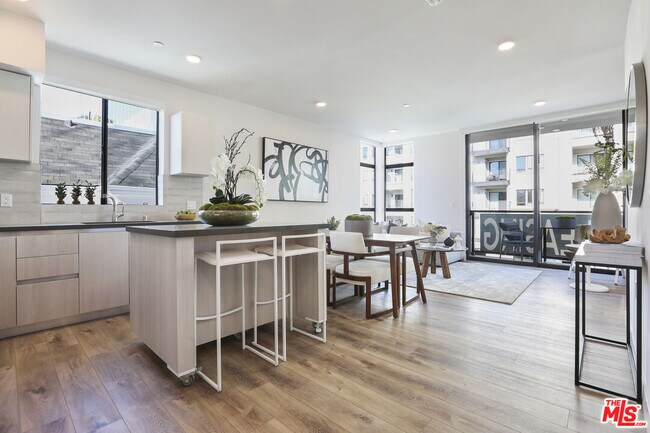 Building Photo - 740 Ridgeley Dr