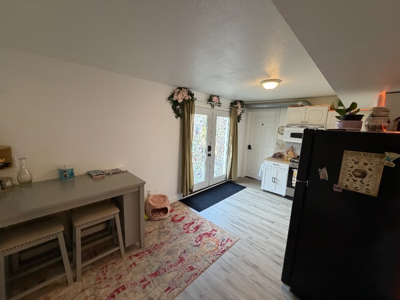 Building Photo - 2914 Sunset Dr W