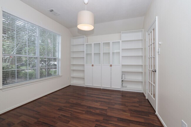 Building Photo - 7 N Regan Mead Cir