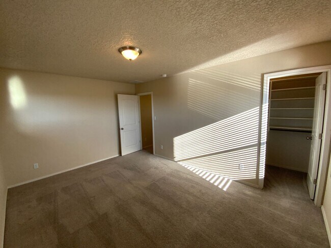 Building Photo - 4 Bedroom Home Available Near Golf Course ...
