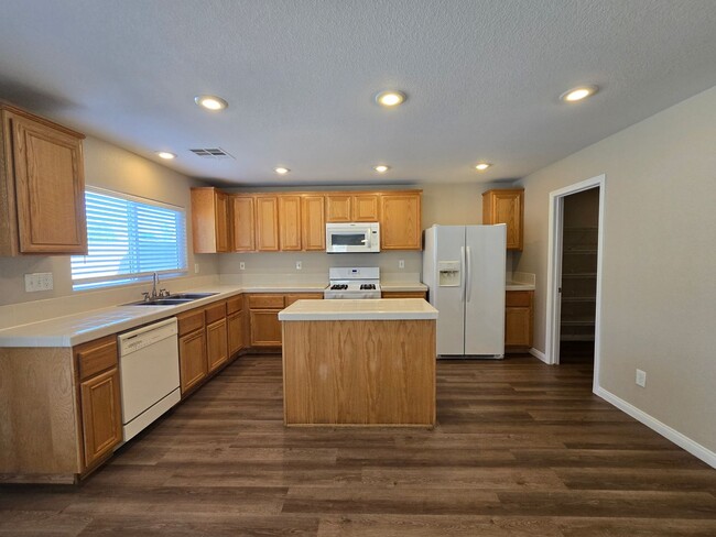 Building Photo - A Spacious 4 Bedroom House in Iron Mountain Ranch