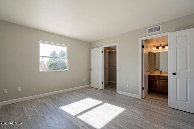 Building Photo - 815 E Grovers Ave