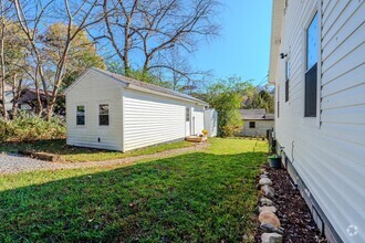 Building Photo - 105 Hillside St