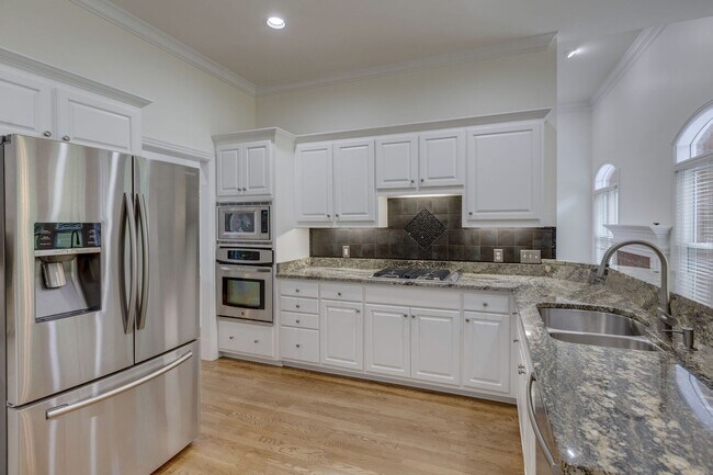 Building Photo - COMING SOON!-- Walk to Kenrose and Ravenwood!