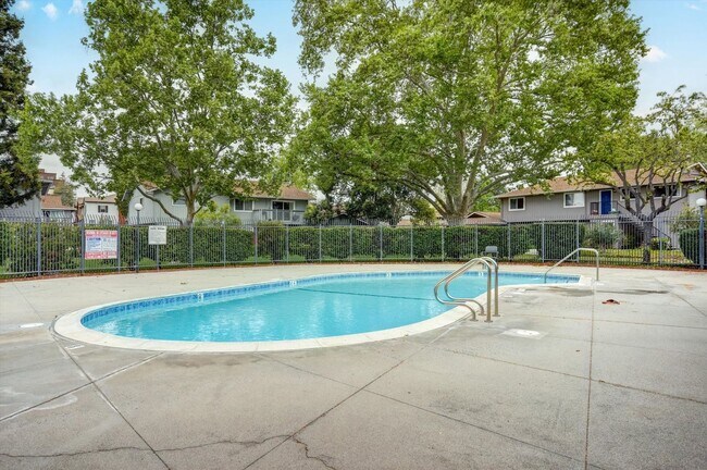 Building Photo - Sunnyvale Meadows Condo