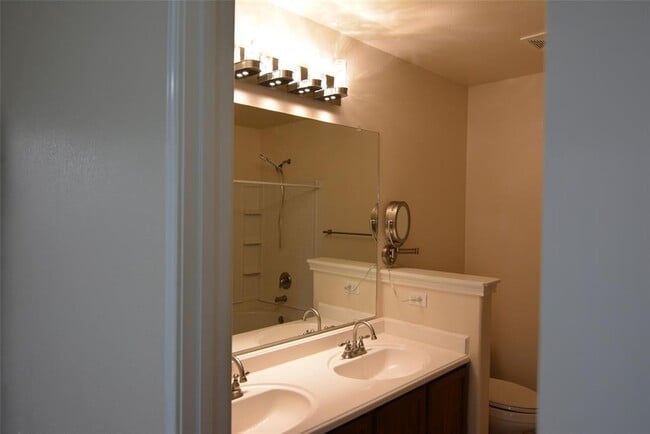 Building Photo - 1303 Horseshoe Ranch Dr