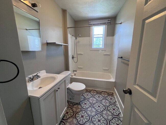 Building Photo - Recently Remodeled Single Family Home within Blocks of Downtown Grand Rapids!