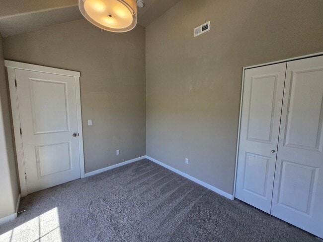 Building Photo - Terrific Orenco Station area 4 BR, 3.5 BA ...