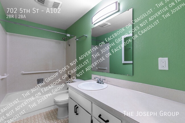 Building Photo - 702 5th St