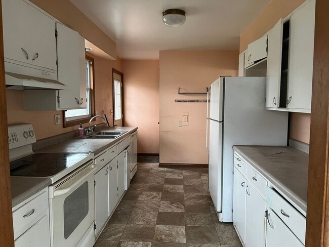 Building Photo - 3 bedroom 1.5 Bathroom with a Large Backyard and Basement