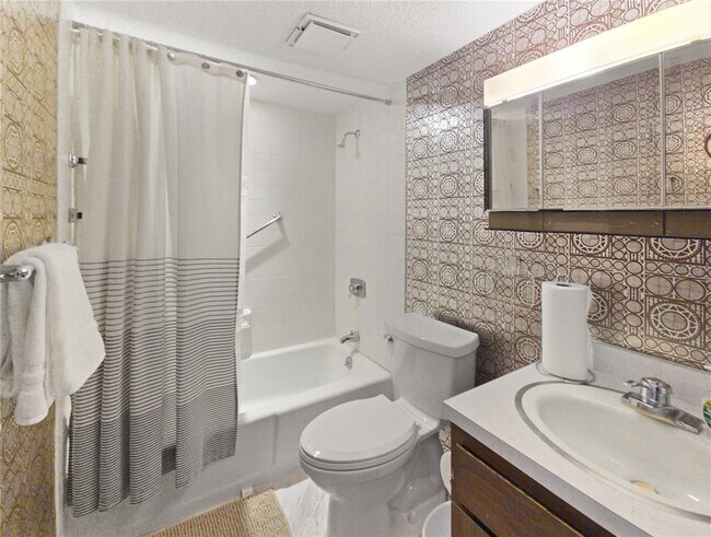 Building Photo - 553 Fairways Cir