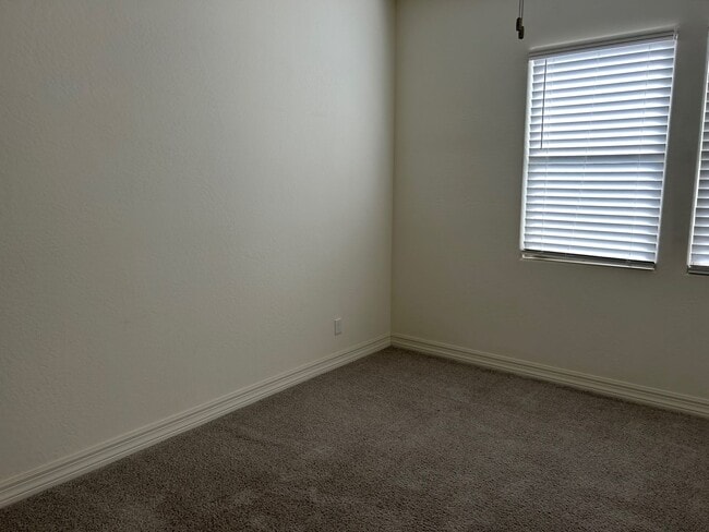 Building Photo - Beautiful home with generation suite in gated community