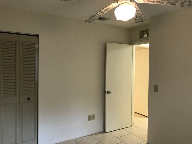 Building Photo - 2200 Pine Hill Pl