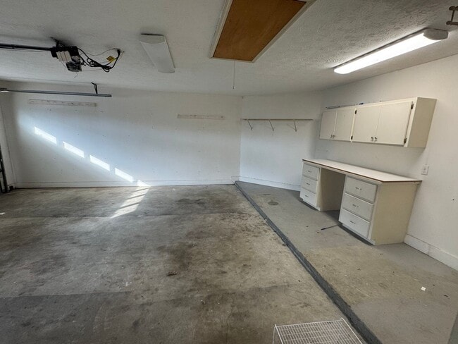 Building Photo - Arrowhead One Level