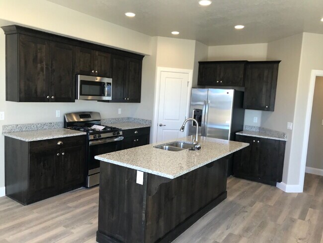 Building Photo - Spacious 4 bed 2.5 bath Townhome in Hurricane Heights