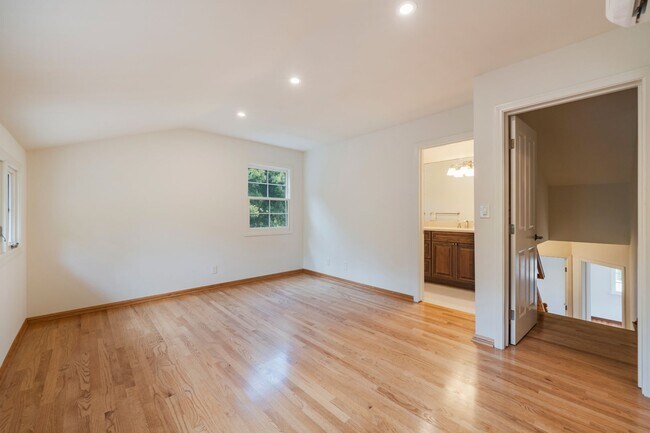 Building Photo - Valmonte 3 bed/3 bath Home plus guest house.