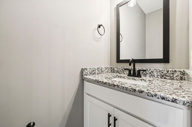 Building Photo - 3 Bedroom 2 1/2 Bathroom Home!!