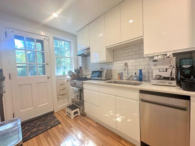 Building Photo - 2 bedroom in SUNNYSIDE NY 11104