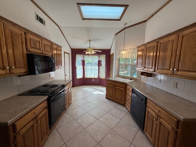 Building Photo - Beautiful 4 Bedroom Home Located in the Zi...