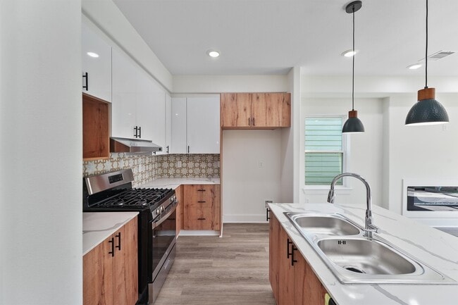 Building Photo - 855 S Victory Dr