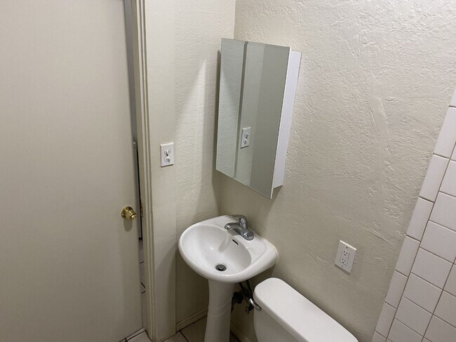 Building Photo - Cozy 1 Bedroom, 1 Bath Apartment