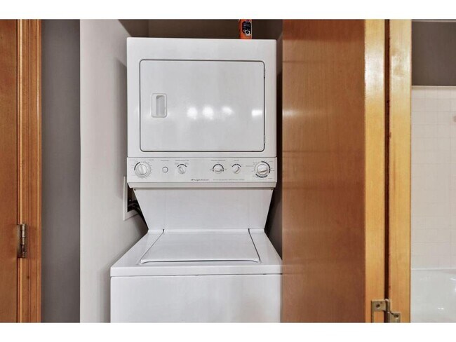 Building Photo - 2565 Franklin Ave