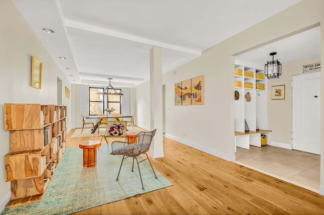 Building Photo - 320 W 89th St