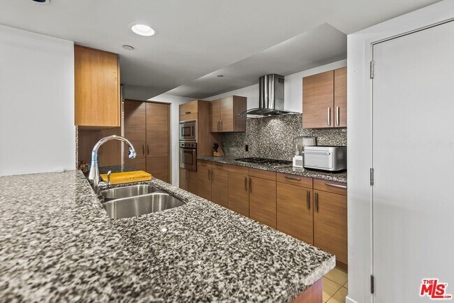 Building Photo - 13650 Marina Pointe Dr