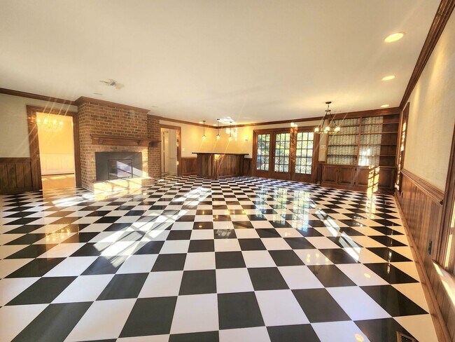 Building Photo - Sprawling Home in Bay Colony