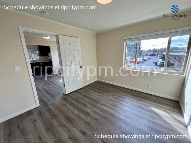 Building Photo - Charming 1-Bedroom Apartment downtown Hill...