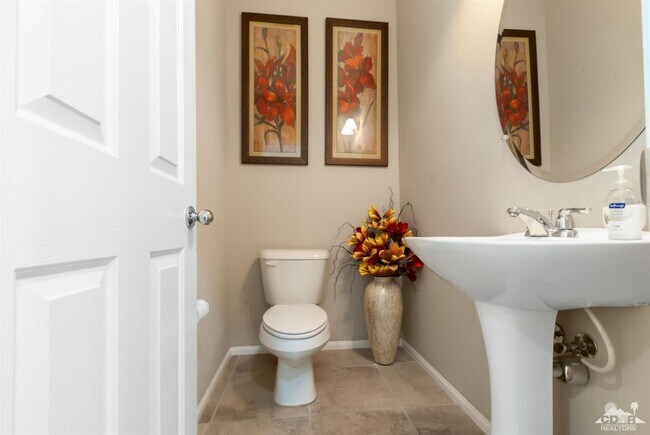 Building Photo - 3 Bed 2.5 Bath Spanish Walk Villa Palm Desert