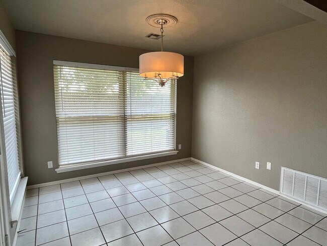 Building Photo - Spacious 3 bed 2 bath in Edmond!