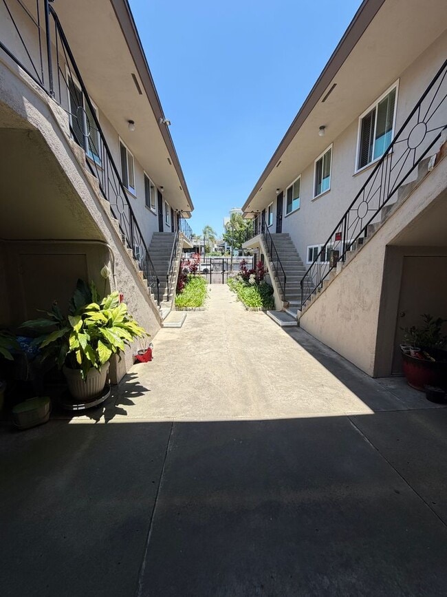 Building Photo - One Bedroom Close to Downtown!