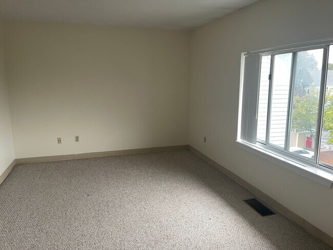 Building Photo - FREE MONTH Modern Duplex with Pool, Parking, 2 balconies and 1 deck, Large Bedrooms,1.5 bath Laun...
