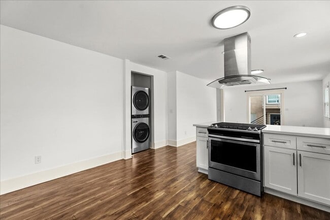 Building Photo - Charming 3-Bedroom Craftsman with Modern U...