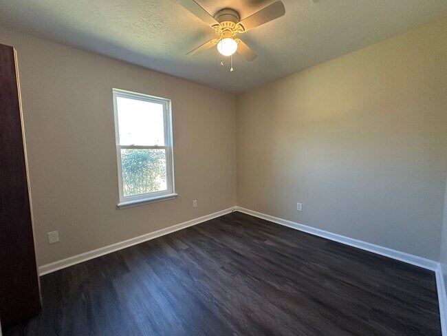 Building Photo - Woodlake - Richmond