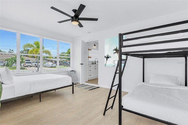 Building Photo - 1921 Fern Ave