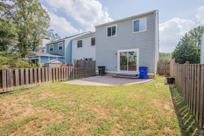 Building Photo - Stunning 3 BR/3 BA EOG Townhome in Columbia!