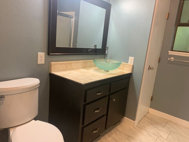 Building Photo - Newly Updated 2 Bed. 2 Bath Home on Fenced...