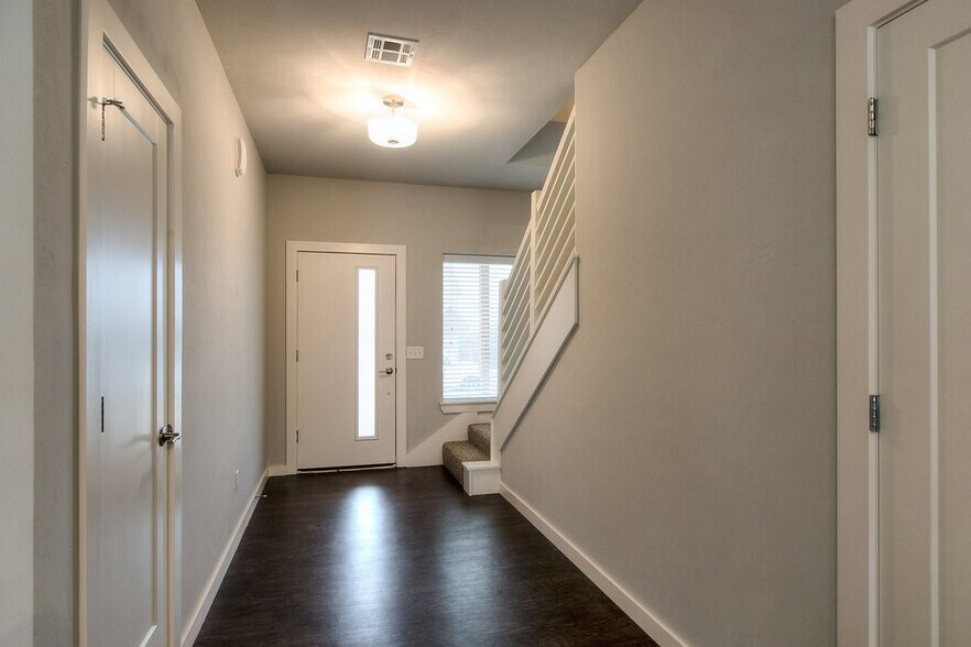 Building Photo - 17612 Sunny Hollow Rd