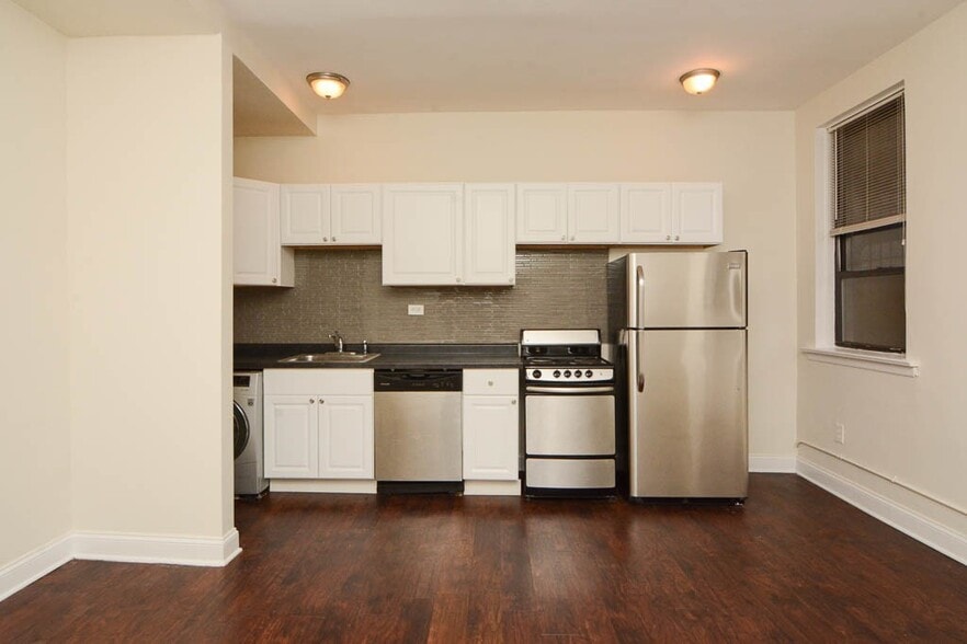 Building Photo - 3350 N Marshfield Ave