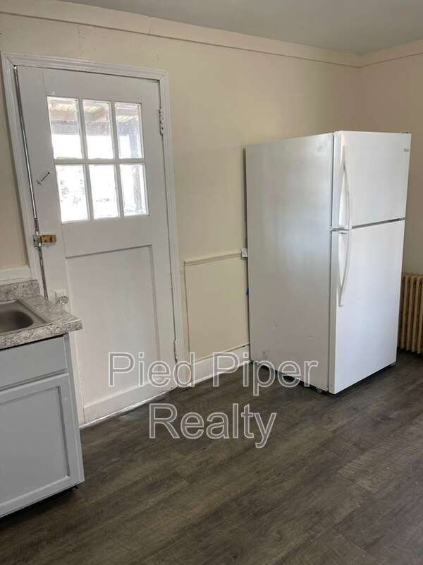 Building Photo - 320 W Clark St