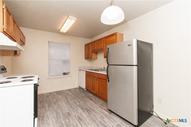 Building Photo - 1703 Cedarhill Dr