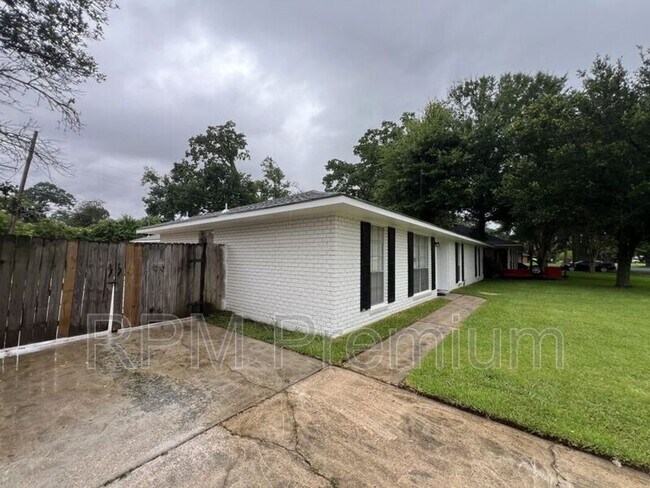 Building Photo - 464 Wilton Dr