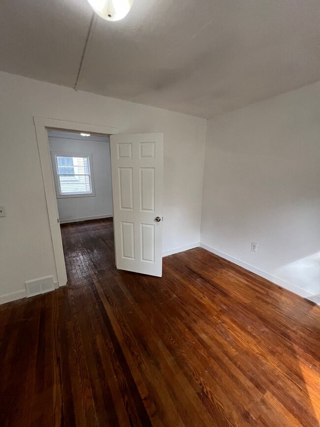 Building Photo - 3 Bedroom 1 Bathroom House (move in ready)